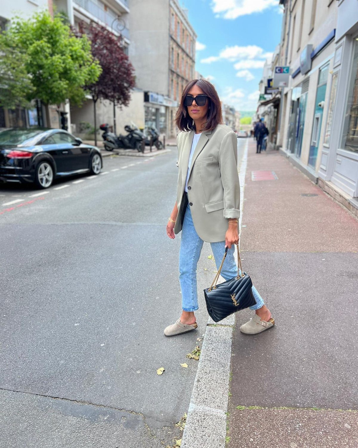 5 Birkenstock London Outfit Ideas, From Jeans to Blazers 4 Woman in oversized beige blazer and light blue jeans wearing beige Birkenstock sandals