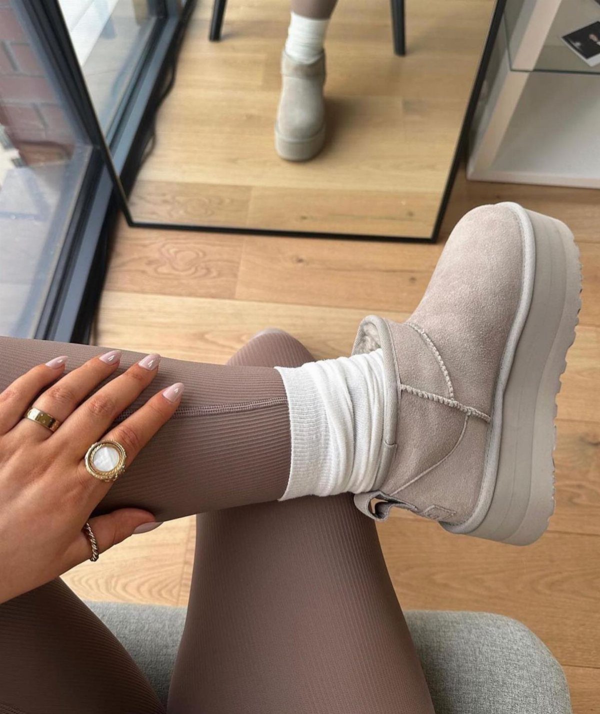 Leggings and Ugg Boots: 6 Outfit Ideas for Cold Days 5 Taupe leggings and platform tan Ugg boots with white socks on wooden floor